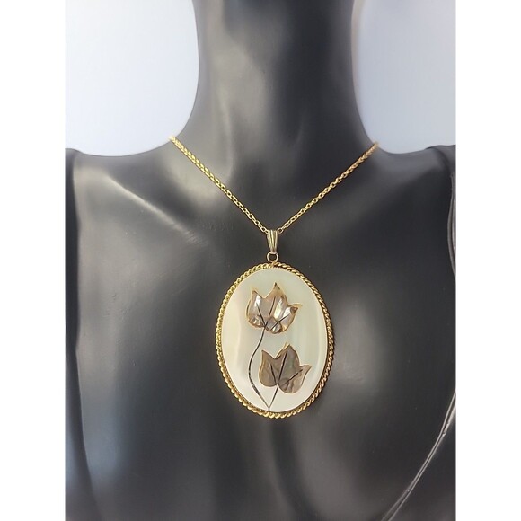 Vintage Gold Tone Mother of Pearl Pendant Necklace Abalone Inlay Leaf Design - Picture 4 of 16
